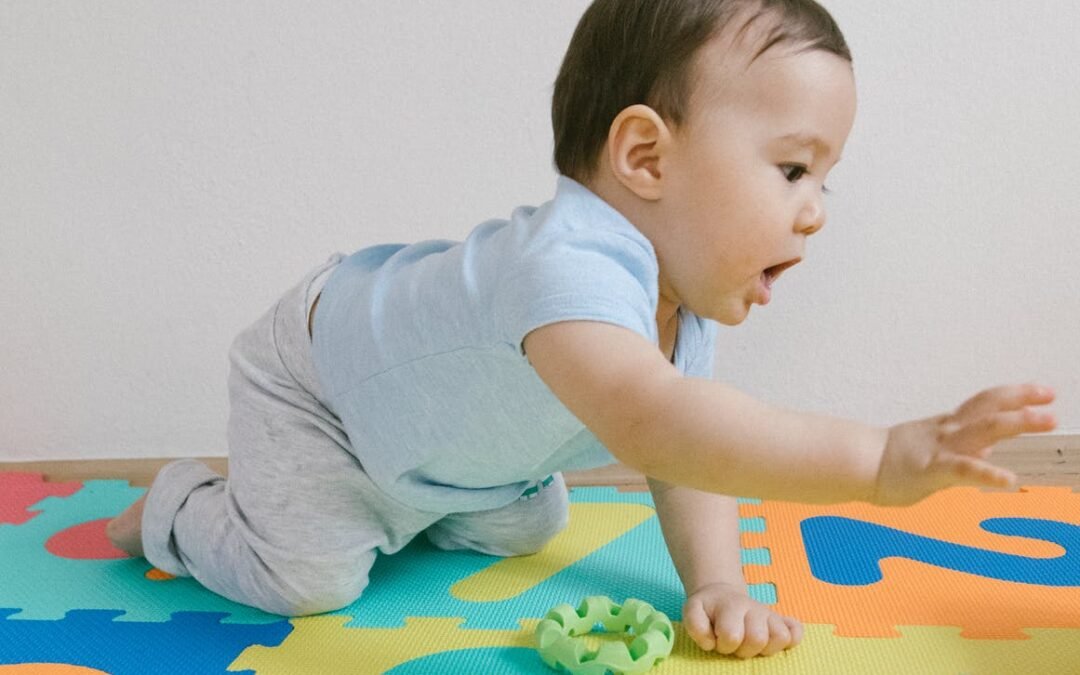 Comment stimuler la motricité de votre bébé avec un tapis d'éveil